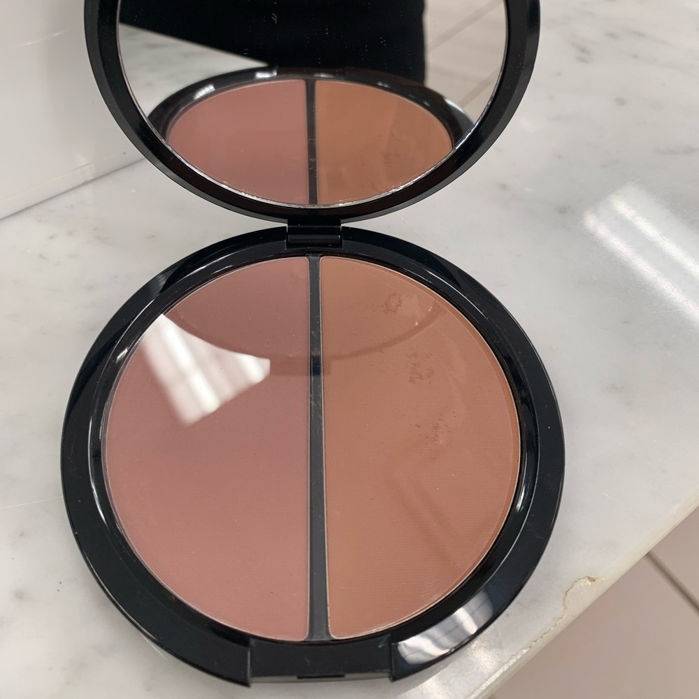 Face and body bronzing duo by Bobbi brown